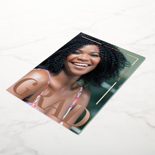 Moderne Bold Roos Gold Afstudeerder Folie Folie Uitnodiging (Gedraaid)