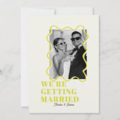 moderne Bold Wavy funky Chartreuse & roze Bruiloft Kaart (Achterkant)