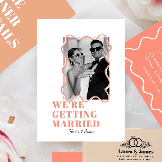 moderne Bold Wavy funky Peach Bruiloft Kaart