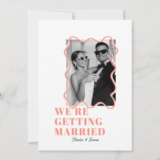 moderne Bold Wavy funky Peach Bruiloft Kaart (Achterkant)