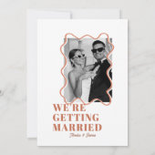 moderne Bold Wavy funky Terracotta Bruiloft Kaart (Achterkant)