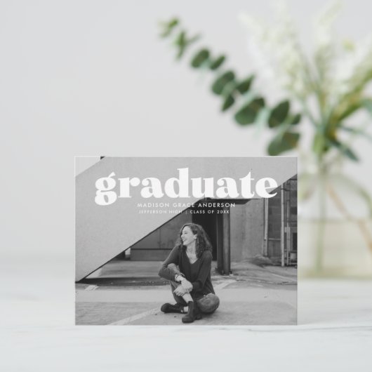 Moderne Bold White Overlay Photo Graduparty Briefkaart (Staand voorkant)