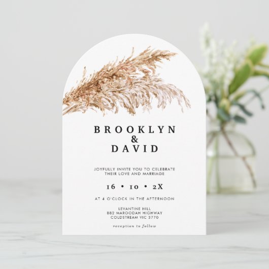 Moderne Boog Boho Pampas Grass Wedding Kaart (Staand voorkant)