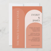 Moderne boog bruiloft uitnodiging in terracotta (Voorkant)