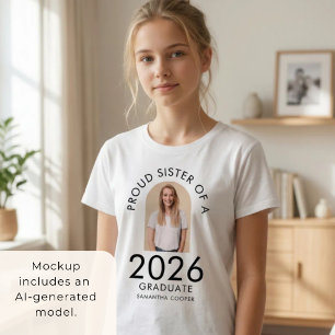 Moderne Boog Foto Trotse Zus van Afgestudeerde in  T-shirt