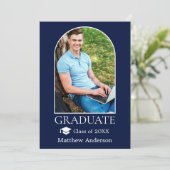 Moderne boog grad cap foto blauwe afstuderen aankondiging (Staand voorkant)
