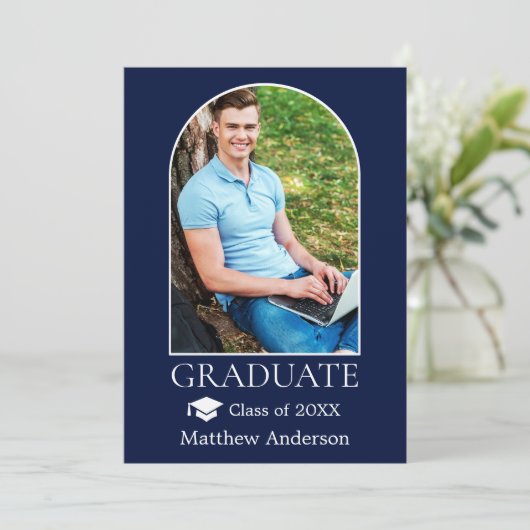 Moderne boog grad cap foto blauwe afstuderen aankondiging (Staand voorkant)