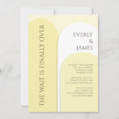 Moderne Boog Huwelijksuitnodiging in pastelgeel Kaart (Voorkant)