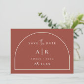 Moderne boog minimale trouw terracotta script save the date (Staand voorkant)