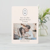Moderne boog paar foto met initialen save the date (Staand voorkant)