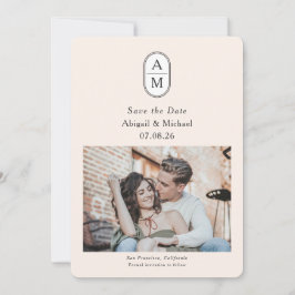 Moderne boog paar foto met initialen save the date