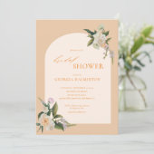 Moderne boog perzik bloemige bruids douche uitnodi kaart (Staand voorkant)