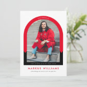 Moderne boog rode school kleuren afstudeerfeest kaart (Staand voorkant)