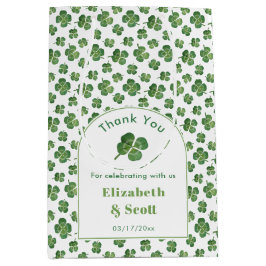 Moderne boog St. Patrick's Day trouwfeest cadeautj Medium Cadeauzakje