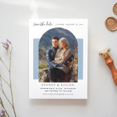 Moderne boog stoffige blauwe bruiloft foto save the date