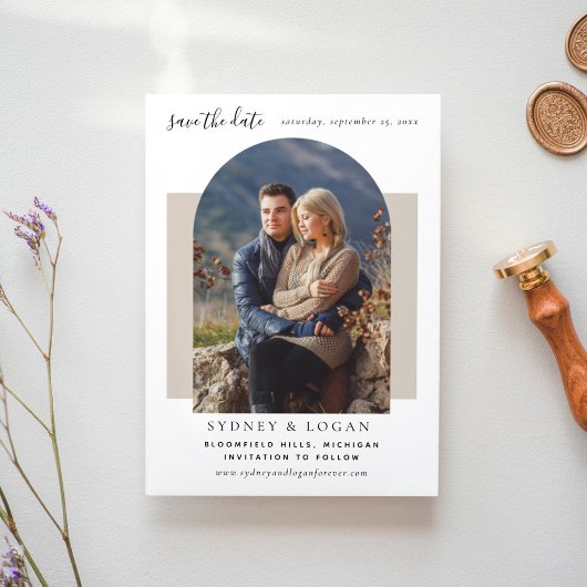 Moderne boog Taupe trouwfoto Save The Date