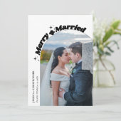 Moderne boog Vrolijk & Getrouwd Kerstmis Bruiloft Feestdagenkaart (Staand voorkant)