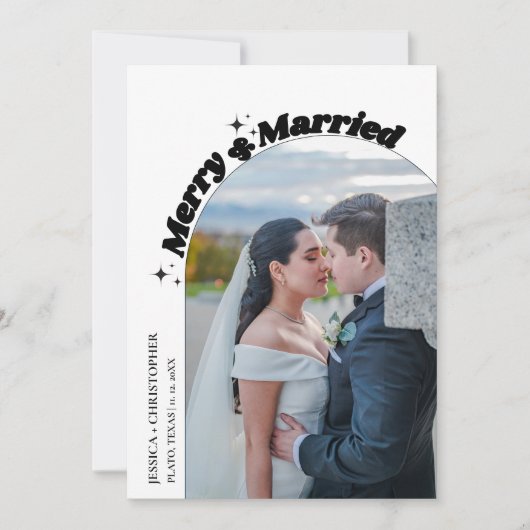 Moderne boog Vrolijk & Getrouwd Kerstmis Bruiloft Feestdagenkaart (Voorkant)