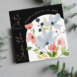 Moderne Boog Zwart en Blush Bloemige Save The Date<br><div class="desc">Moderne Boog Zwart en Blush Bloemige Save The Date Kaart. Kondig uw trouwen aan in stijl met deze vierkante save the date kaart met een gebogen boog lay-out, romantische blush en ivoorkleurige bloemen, en een moderne zwarte rand. Ideaal voor lente-, tuin- of hedendaagse trouwens, dit bloemige ontwerp combineert zachte romantiek...</div>