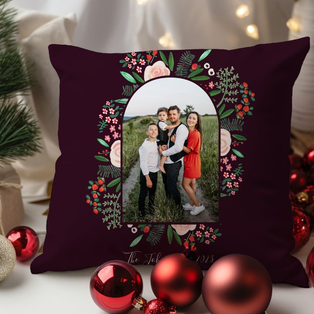 Moderne boogframe bloemige vrolijke kerst foto kussen (Modern Arch Frame Floral Merry Christmas Photo Throw Pillow)