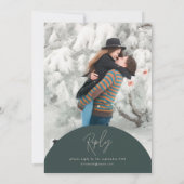 Moderne boogroestgroene scriptfotobruiloft kaart (Achterkant)