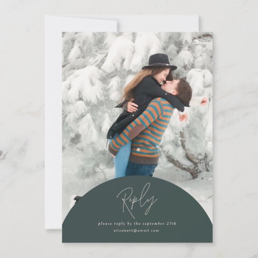 Moderne boogroestgroene scriptfotobruiloft kaart (Achterkant)