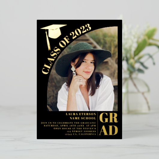 Moderne boogzwarte 5 foto's afstuderen folie uitnodiging (Staand Voorkant)