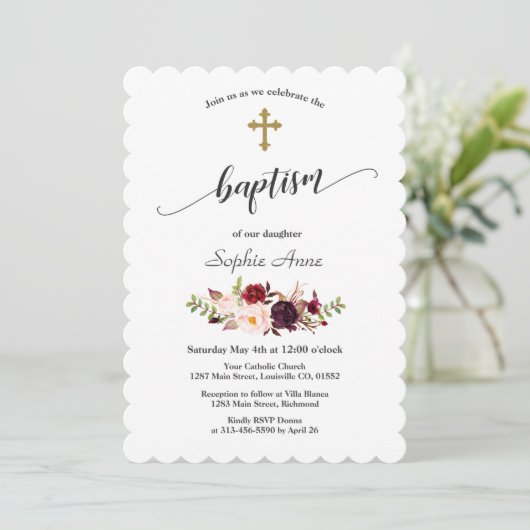 Moderne bordeauxroze bloemen gouden kruis doop kaart (Staand voorkant)
