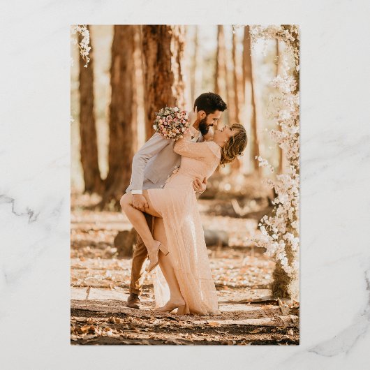 Moderne borstel met foto's noemt witte bruiloft folie uitnodiging (Achterkant)