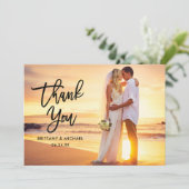 Moderne borstel script bruid bruidegom fotonaam br bedankkaart (Staand voorkant)