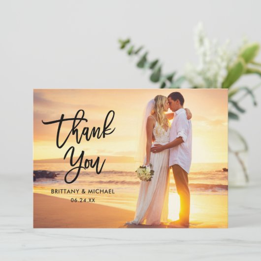 Moderne borstel script bruid bruidegom fotonaam br bedankkaart (Staand voorkant)