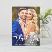 Moderne borstel script bruid bruidegom trouwfoto bedankkaart (Staand voorkant)