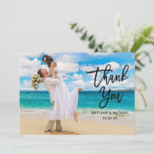 Moderne borstelscriptbride Groom naam foto bruilof Bedankkaart (Staand voorkant)