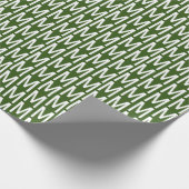 Moderne bosgroene witte aangepaste monogram patroo cadeaupapier (Hoek)