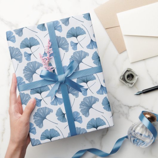 Moderne botanische blauwe en witte bruiloft cadeaupapier (Geschenken)