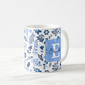 Moderne botanische folk Art Blue White Monogram na Koffiemok (Voorkant rechts)