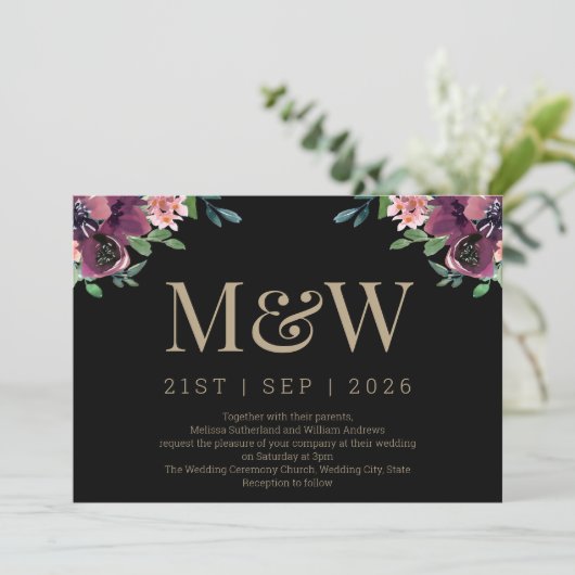 Moderne Bourgogne Bloemen Goud Monogram Bruiloft Kaart (Staand voorkant)