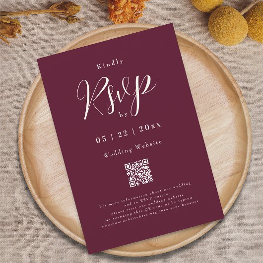 Moderne Bourgondië Elegante Script QR Code Trouwda RSVP Kaartje