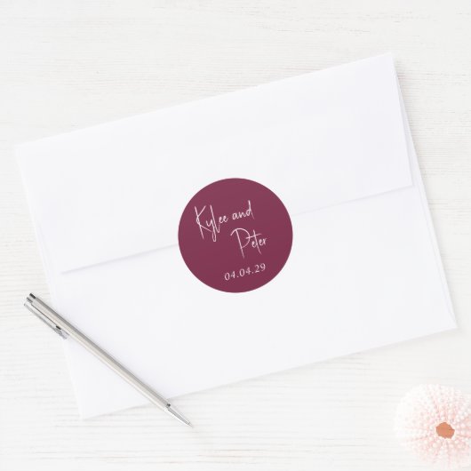 Moderne Bourgondië Handgeschreven Script Elegante Ronde Sticker (Envelop)