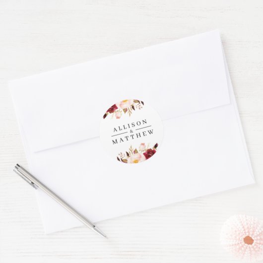 Moderne Bourgondische bloemenbruiloft sticker (Envelop)