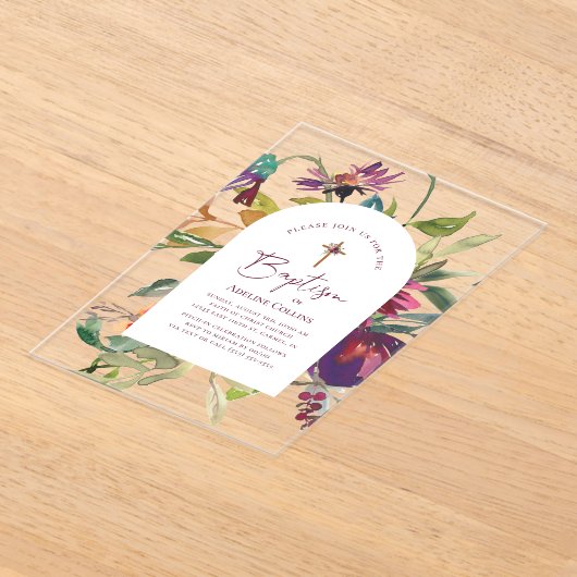 Moderne Bourgondische Floral Elegant Script Doop Acryl Uitnodigingen (Laagn)
