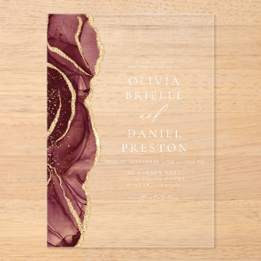 Moderne Bourgondische gouden agaat Elegante bruilo Acryl Uitnodigingen (Voorkant)