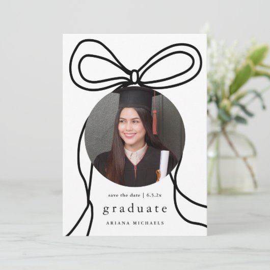 Moderne Bow Photo Graduation Party Save the Date Aankondiging (Staand voorkant)