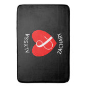 Moderne bruid en bruidegom rood hart gebogen tekst badmat (Voorkant Verticaal)