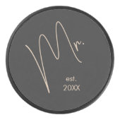 Moderne Bruidegom | Beige + Zwarte Script Hockey Puck (Voorkant)