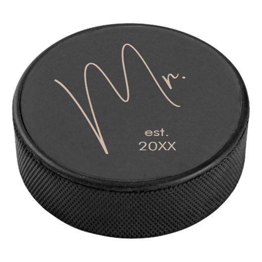 Moderne Bruidegom | Beige + Zwarte Script Hockey Puck (3/4)