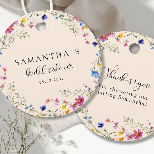 Moderne bruidsdouche met wilde bloemen bedankjes labels