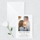 Moderne bruidsfoto slaat de datum op save the date