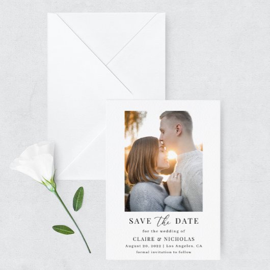 Moderne bruidsfoto slaat de datum op save the date