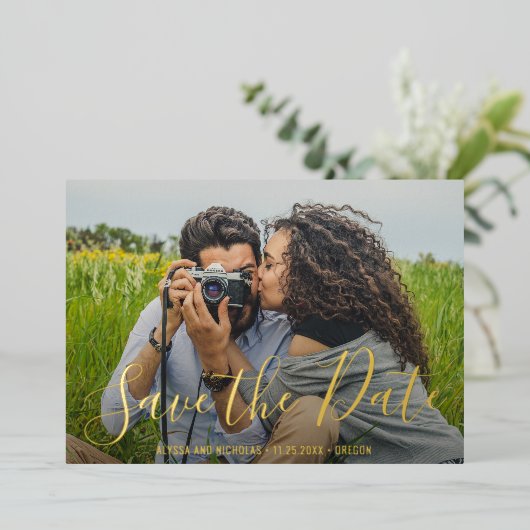 Moderne bruidsfoto van Elegant Save the Date Gold Folie Uitnodiging (Staand Voorkant)